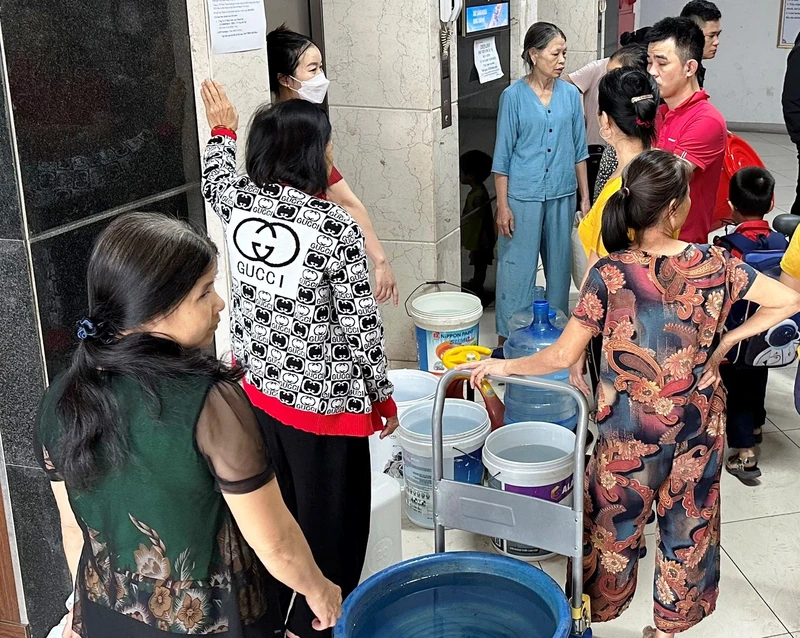 Người dân Khu đô thị Thanh Hà lấy nước sạch. 