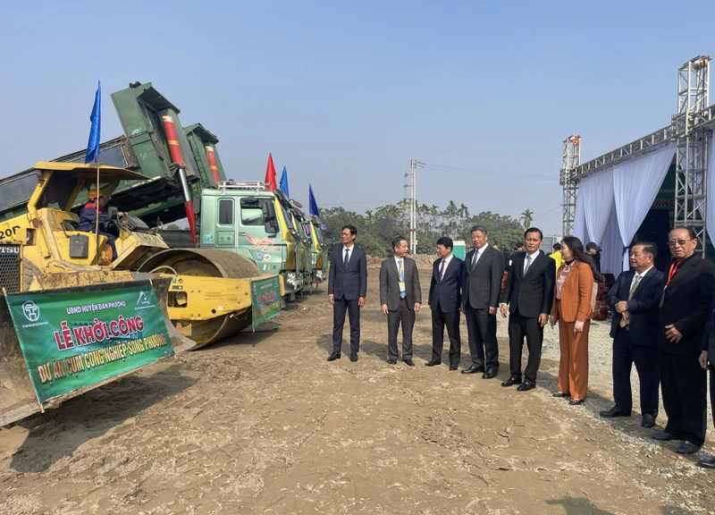 Các đại biểu dự lễ khởi công. 