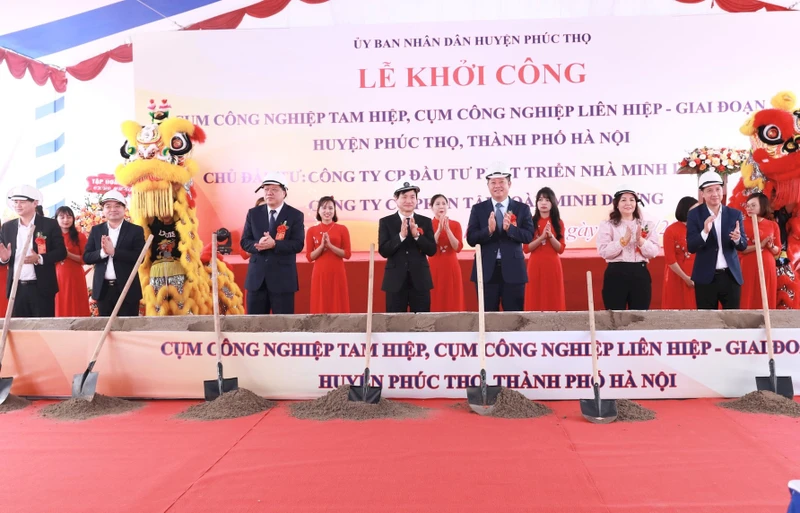 Các đại biểu khởi công dự án. 