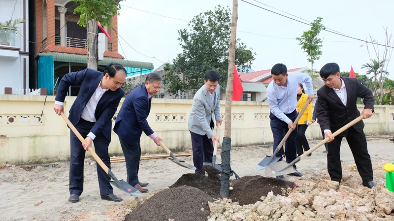 Lãnh đạo huyện Sóc Sơn tham gia Tết trồng cây. (Ảnh: Trọng Tùng)