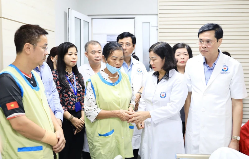 Lãnh đạo thành phố Hà Nội và quận Hoàng Mai thăm hỏi, động viên gia đình nạn nhân vụ cháy. 
