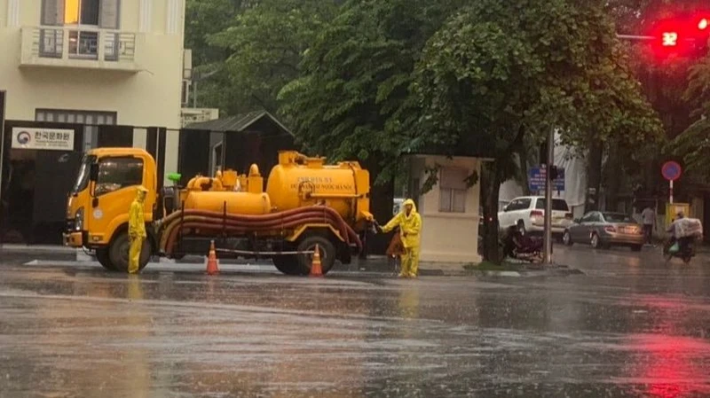 Công nhân Công ty Thoát nước Hà Nội và phương tiện ứng trực tại các điểm thường xảy ra úng ngập.