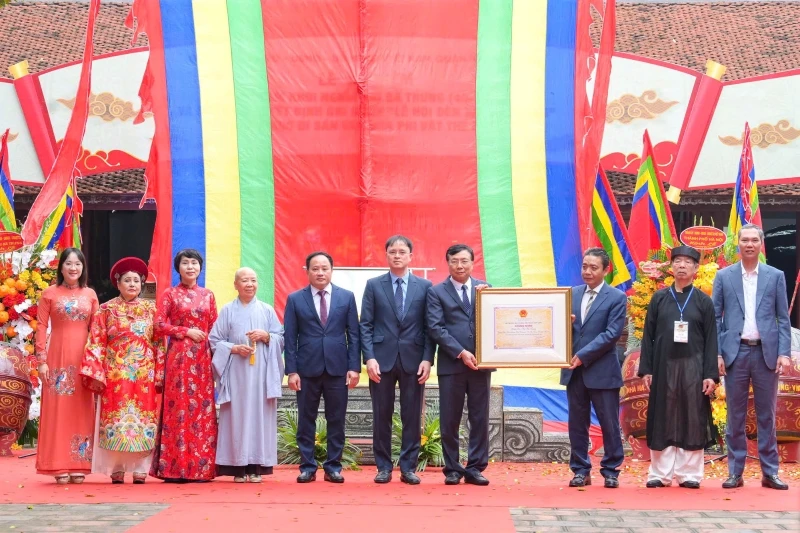 Lãnh đạo quận Hai Bà Trưng đón nhận Quyết định ghi danh "Lễ hội đền Hai Bà Trưng" vào danh mục Di sản văn hóa phi vật thể quốc gia. 