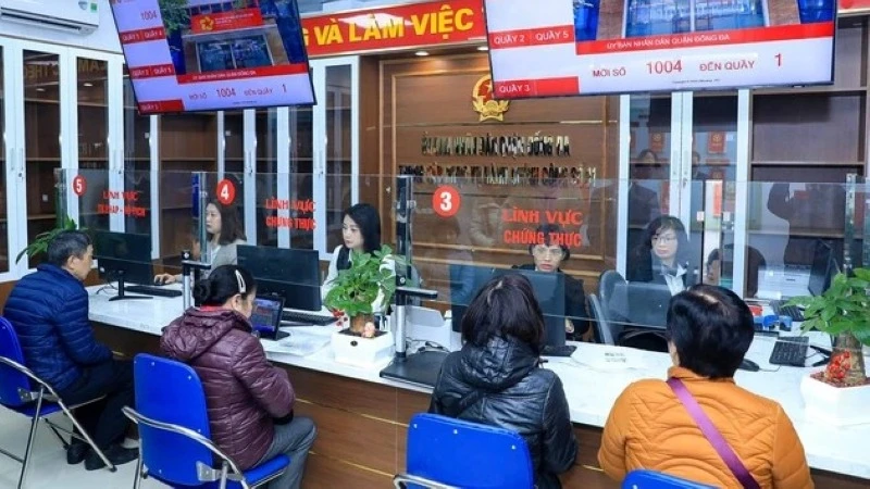Người dân đến giải quyết thủ tục hành chính tại Trung tâm phục vụ hành chính công số 1 quận Đống Đa. 