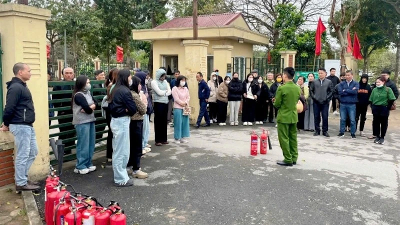 Lực lượng cảnh sát phòng cháy, chữa cháy hướng dẫn người dân huyện Thanh Trì kỹ năng an toàn cháy, nổ. 