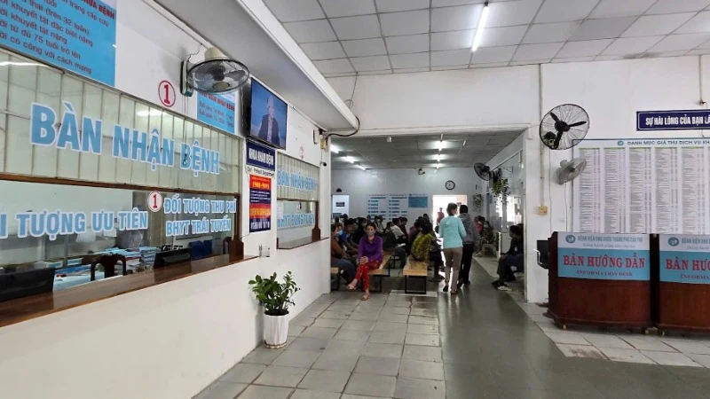 Người bệnh đến khám, chữa bệnh tại Bệnh viện Ung bướu thành phố Cần Thơ.