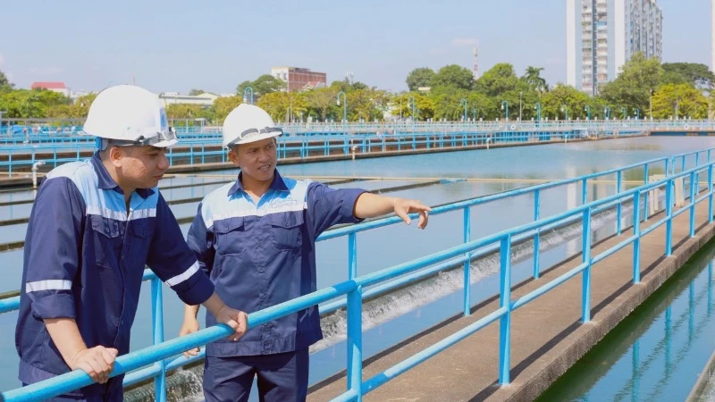 Nhân viên Nhà máy nước Thủ Đức kiểm tra nguồn nước sạch qua xử lý tại Nhà máy.