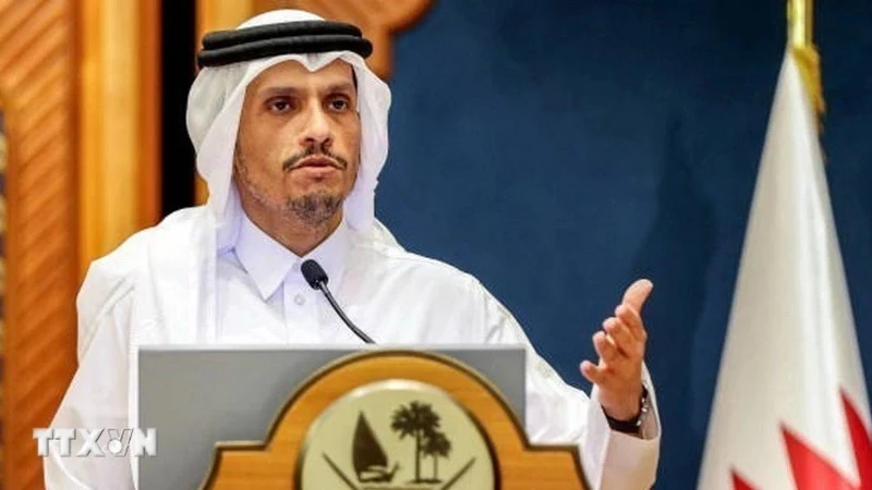 Thủ tướng Qatar Sheikh Mohammed bin Abdulrahman bin Jassim Al Thani phát biểu trong cuộc họp báo ở Doha ngày 12/6/2024. (Ảnh: Getty Images/TTXVN)