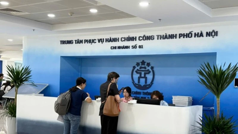 Người dân đến làm thủ tục hành chính tại Chi nhánh số 1 thuộc Trung tâm Phục vụ hành chính công thành phố Hà Nội.