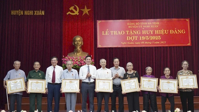 Huyện ủy Nghi Xuân (Hà Tĩnh) trao tặng Huy hiệu Đảng dịp 19/5/2025 cho các đảng viên trên địa bàn.