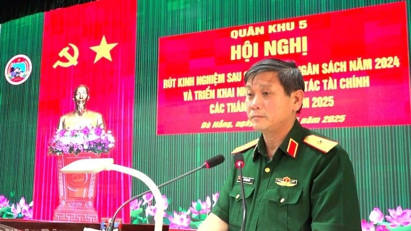 Thiếu tướng Lê Ngọc Hải - Tư lệnh Quân khu 5 phát biểu chỉ đạo tại hội nghị. (Ảnh: ĐÌNH TĂNG).