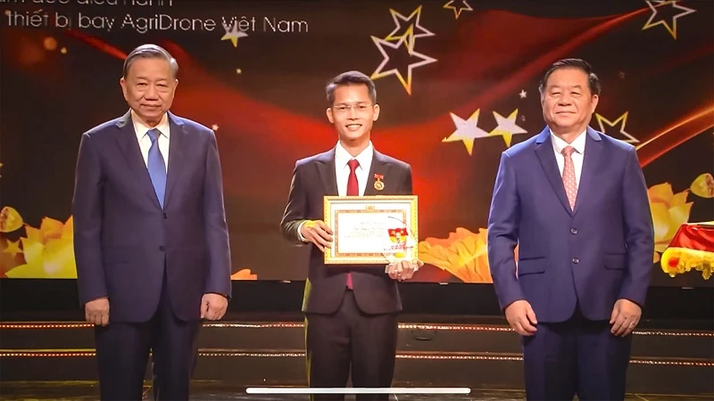 Tổng Bí thư Tô Lâm và Trưởng Ban Tuyên Giáo và Dân vận Trung ương Nguyễn Trọng Nghĩa trao Giải thưởng "Hồ Chí Minh-Hành trình Khát vọng 2024" cho anh Nguyễn Văn Thiên Vũ. (Ảnh: NVCC)