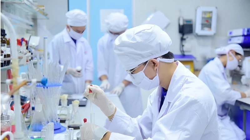 Nghiên cứu khoa học tại Trường đại học Khoa học và Công nghệ Hà Nội, Viện Hàn lâm Khoa học và Công nghệ Việt Nam. (Ảnh USTH)
