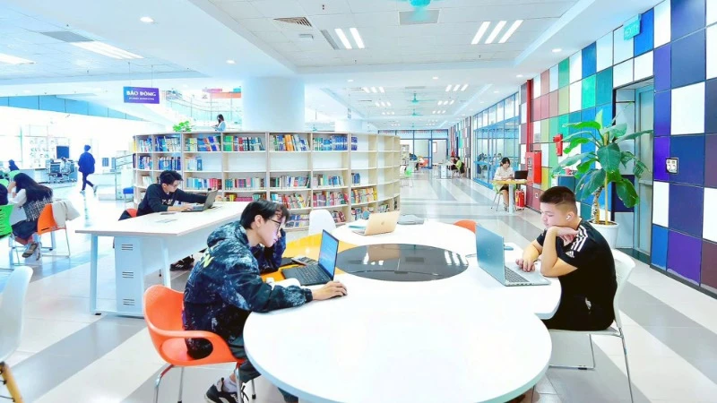 Sinh viên Đại học Kinh tế quốc dân học tập tại thư viện. (Ảnh ĐỨC HÙNG)