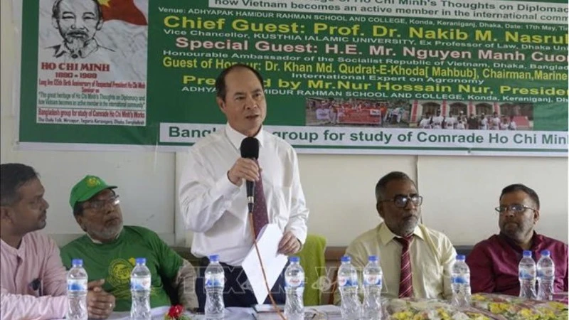Đại sứ Việt Nam tại Bangladesh Nguyễn Mạnh Cường phát biểu tại tọa đàm. (Ảnh: TTXVN)
