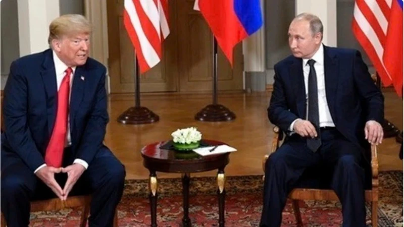 Tổng thống Mỹ Donald Trump (trái) và Tổng thống Nga Vladimir Putin tại cuộc gặp ở Helsinki, Phần Lan ngày 16/7/2018. (Ảnh: THX/TTXVN)