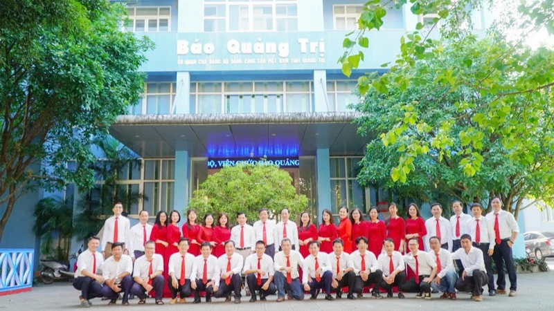 Cán bộ, phóng viên, nhân viên Báo Quảng Trị.