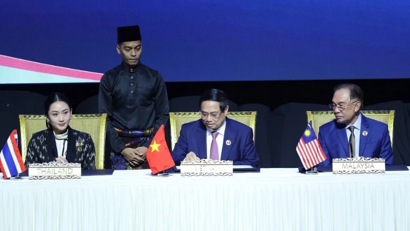 Thủ tướng Phạm Minh Chính cùng lãnh đạo các nước ASEAN ký Tuyên bố Kuala Lumpur “ASEAN 2045: Tương lai chung của chúng ta". (Ảnh: TTXVN)