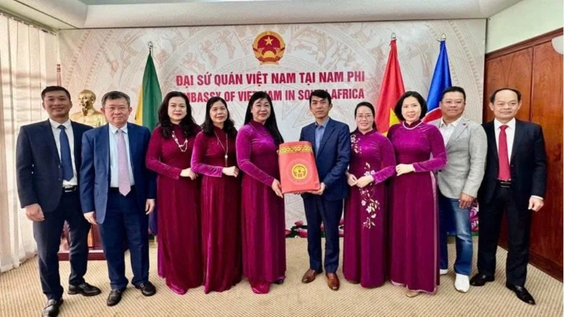 Đoàn đại biểu thành phố Hà Nội thăm và làm việc với Đại sứ quán Việt Nam tại Cộng hòa Nam Phi.