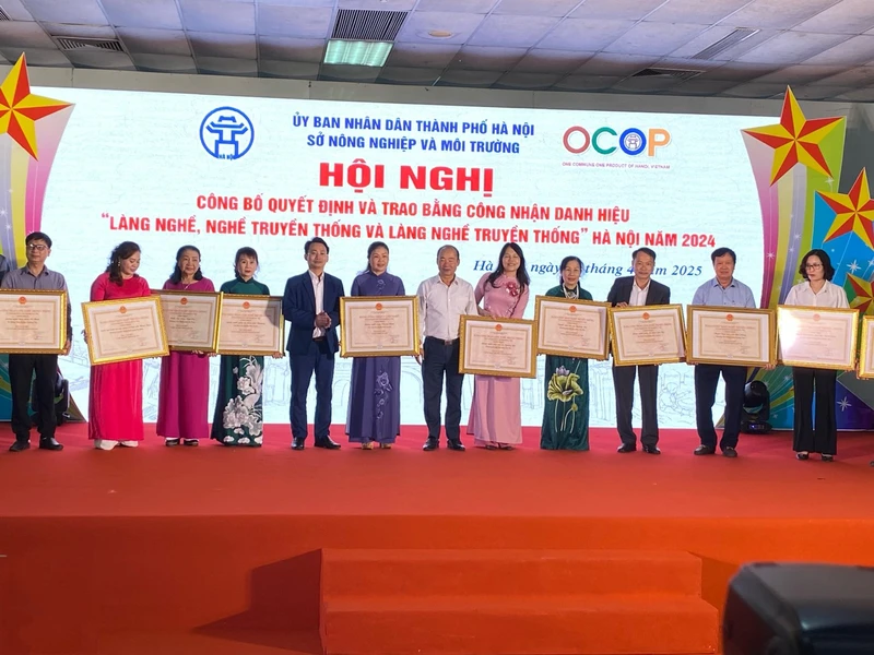 Trao Bằng công nhận danh hiệu "Làng nghề, Nghề truyền thống và Làng nghề truyền thống" Hà Nội năm 2024.