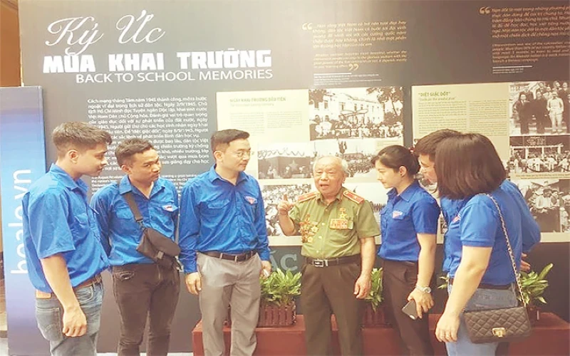 Các bạn trẻ lắng nghe những câu chuyện của chiến sĩ cách mạng năm xưa. (Ảnh: VIỆT HƯNG)
