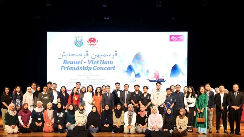 Đại sứ Trần Anh Vũ và Tiến sĩ Hazri, Phó Hiệu trưởng Đại học Quốc gia Brunei chụp ảnh cùng các nghệ sĩ và sinh viên Brunei theo học tiếng Việt tại buổi Hòa nhạc hữu nghị Việt Nam-Brunei. 