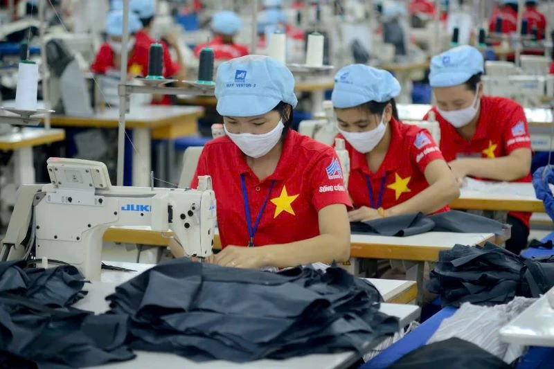 May quần áo xuất khẩu tại Tổng công ty May 10 thuộc Tập đoàn Dệt may Việt Nam. (Ảnh HOÀNG ANH)
