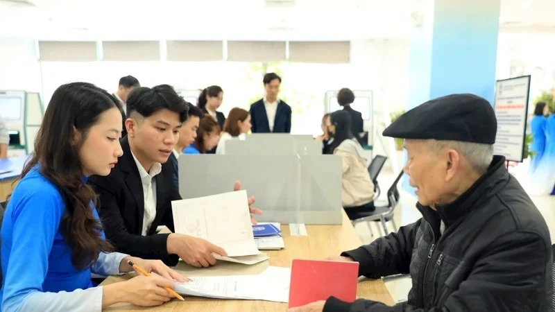 Người dân đến làm dịch vụ công trực tuyến tại Chi nhánh Trung tâm Phục vụ hành chính công Tây Hồ. (Ảnh: MAI HỮU)