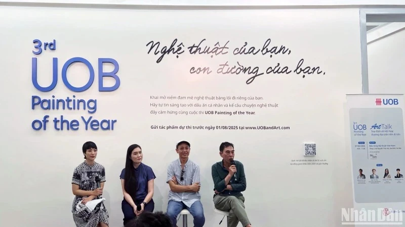 Các nghệ sĩ, giám tuyển tham gia Tọa đàm "Đương đại trên nền di sản" trong khuôn khổ sự kiện.