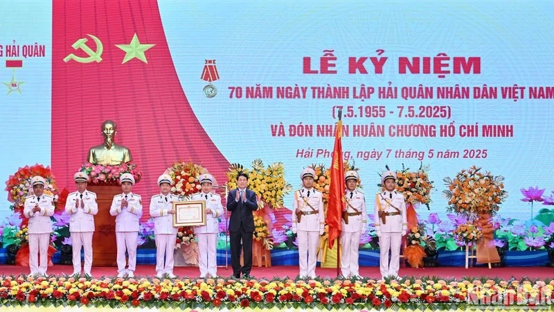Chủ tịch nước Lương Cường trao Huân chương Hồ Chí Minh tặng Quân chủng Hải quân.
