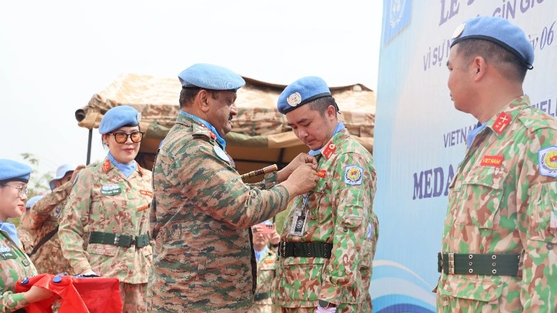 Trung tướng Mohan Subramanian - Tư lệnh Phái bộ Liên hợp quốc tại Nam Sudan trao Huy chương Vì sự nghiệp gìn giữ hòa bình Liên hợp quốc cho các thành viên Bệnh viện Dã chiến cấp 2 số 6 của Việt Nam. (Ảnh: SỸ CÔNG)