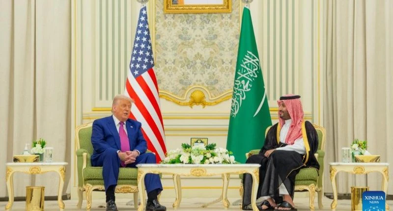 Thái tử Saudi Arabia Mohammed bin Salman Al Saud và Tổng thống Mỹ Donald Trump tại cuộc gặp ở Riyadh, ngày 13/5/2025. (Ảnh: XINHUA)