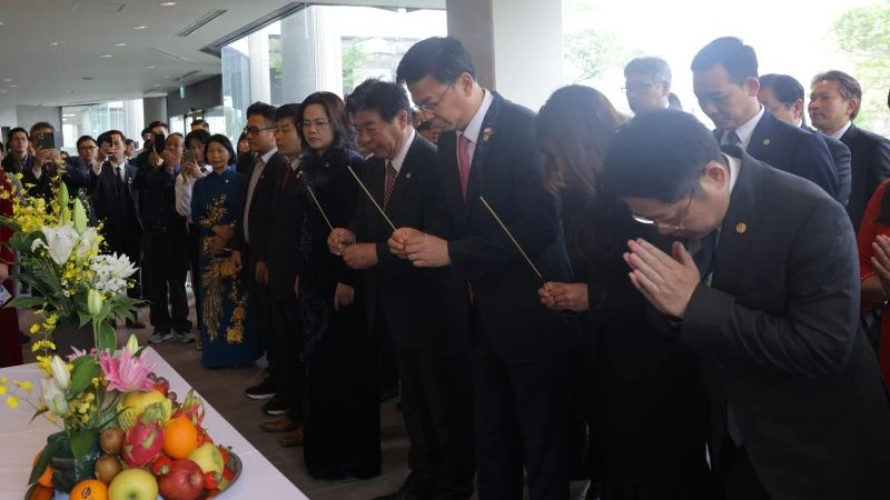Các đại biểu tham dự Hội thảo dâng hương, bày tỏ lòng thành kính và tưởng nhớ Chủ tịch Hồ Chí Minh tại Không gian Việt Nam-Hồ Chí Minh, thuộc khuôn viên Trung tâm văn hóa Việt Nam tại thành phố Mimasaka, Nhật Bản. (Ảnh: MY LÊ)
