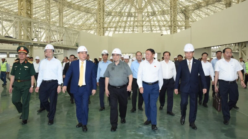 Thủ tướng Phạm Minh Chính thị sát công trình Trung tâm Hội chợ Triển lãm quốc gia. (Ảnh: TRẦN HẢI)