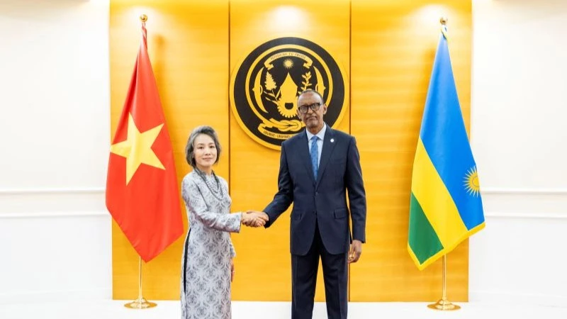 Đại sứ Vũ Thanh Huyền và Tổng thống Cộng hòa Rwanda Paul Kagame. 