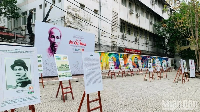 Quang cảnh triển lãm tại Trường đại học Mỹ thuật Công nghiệp. (Ảnh: SONG ANH)