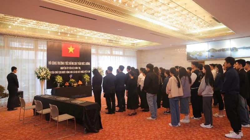 Cộng đồng người Việt Nam tại vùng Kansai (Nhật Bản) đến thắp hương, ghi sổ tang tưởng nhớ nguyên Chủ tịch nước Trần Đức Lương.