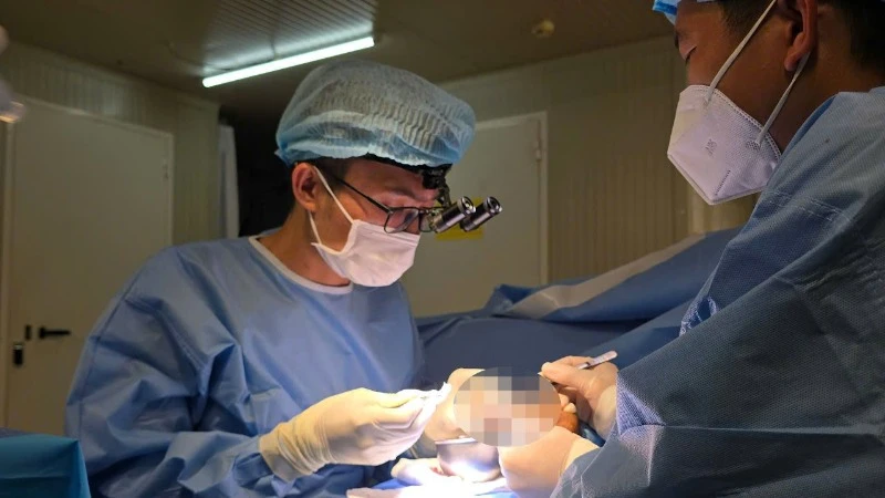 Các bác sĩ tại Bệnh viện dã chiến cấp 2 số 6 của Việt Nam phẫu thuật thành công, cứu sống ngón tay gần đứt lìa cho một bệnh nhân quốc tịch Pakistan. (Ảnh: SỸ CÔNG)