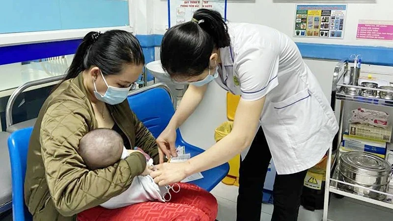 Tiêm vaccine cho trẻ em tại Trung tâm Kiểm soát bệnh tật tỉnh Quảng Ninh. (Ảnh: NGUYỄN HUẾ)