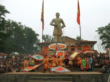  Biểu diễn nghệ thuật trước tượng đài Hoàng Hoa Thám tại Bắc Giang.