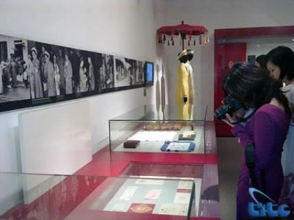Khách tham quan Bảo tàng Phụ nữ Việt Nam