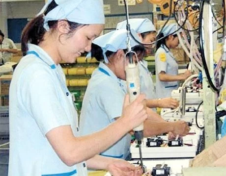 Lao động Việt Nam làm việc tại một nhà máy ở Ma-lai-xi-a.