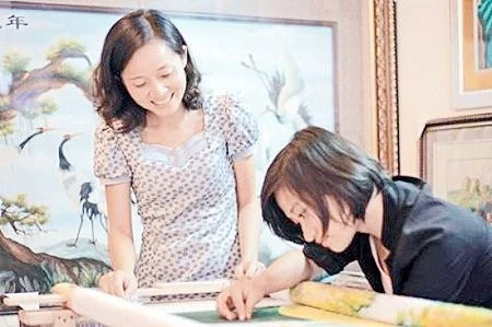 Thêu tranh chữ thập đang trở thành sở thích của nhiều bạn trẻ. Ảnh: KIM HOA