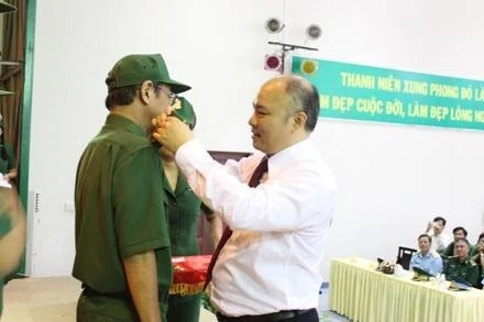 Ông Vũ Đăng Minh, Vụ trưởng Vụ Công tác Thanh niên Bộ Nội vụ trao cấp hiệu cho lực lượng TNXP TP Hồ Chí Minh.