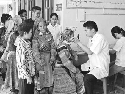 Bác sĩ Vũ Mạnh Hà khám bệnh cho đồng bào dân tộc Mông tại Bệnh viện đa khoa huyện biên giới Xín Mần.