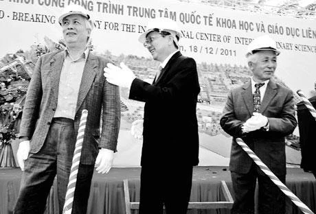Tại buổi lễ khởi công xây dựng Trung tâm Quy Nhơn, tháng 12-2011. Từ trái sang phải: GS Trịnh Xuân Thuận, ông Lê Hữu Lộc