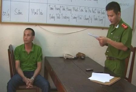 Nguyễn Anh Tuấn nghe đọc lệnh tạm giam của cơ quan chức năng