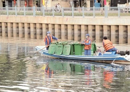 Công nhân vớt rác trên kênh Nhiêu Lộc - Thị Nghè.