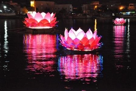 Thả hoa đăng trên đấm Đông Hồ trong lễ hội năm 2012