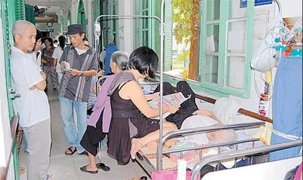 Nhiều người bệnh phải điều trị tại hành lang Bệnh viện Xanh Pôn.